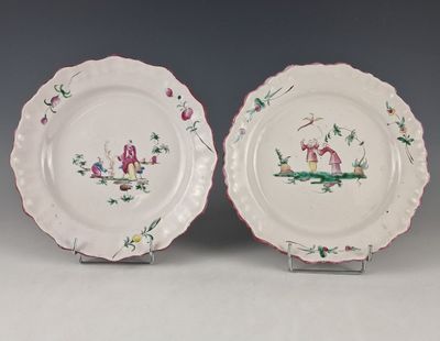 deux assiettes ornées de motifs d'oiseaux et de fleurs, posées sur une table