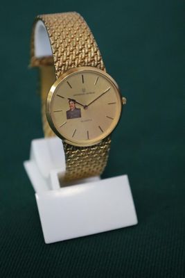 une montre-bracelet en or sur laquelle figure le portrait d'un homme