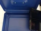 une boîte bleue contenant une clé et un téléphone portable