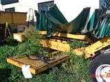 deux vieilles voitures qui sont garées dans l'herbe