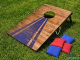 un jeu de cornhole en bois avec des sacs de fèves bleus et rouges