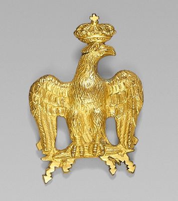 une image représentant un aigle doré portant une couronne sur la tête