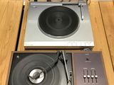 un tourne-disque posé sur une table en bois