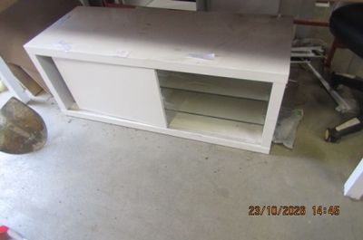 une photo d'un meuble TV blanc dans un garage