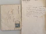 une vieille enveloppe sur laquelle est écrite une lettre à la main, posée sur une table
