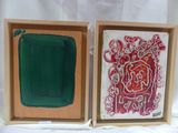 deux tableaux dans un coffret en bois posé sur une surface blanche