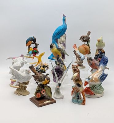 de nombreuses figurines d'oiseaux exposées sur une table