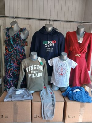 plusieurs mannequins présentant différents types de vêtements, exposés dans un magasin