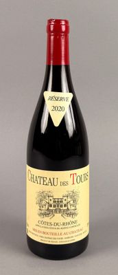 une bouteille de vin posée sur une table