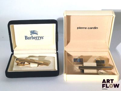une paire de montres de poignet et une pince à cravate dans un coffret