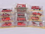 de nombreux camions de pompiers miniatures exposés dans une vitrine