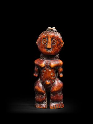 une figurine en bois sculptée représentant un ours tenant un bébé dans ses bras