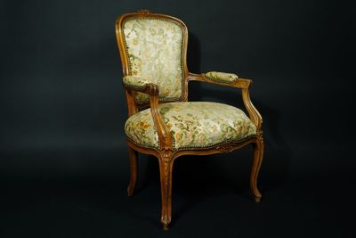 Fauteuil en bois naturel à piétement galbés, garniture en ti…