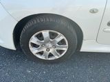 une voiture blanche garée sur le parking