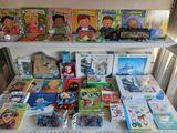 de nombreux livres et jouets pour enfants sur une étagère