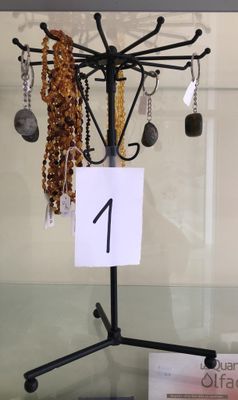 une collection de bijoux exposée dans une vitrine