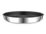 une casserole en acier inoxydable sur fond blanc