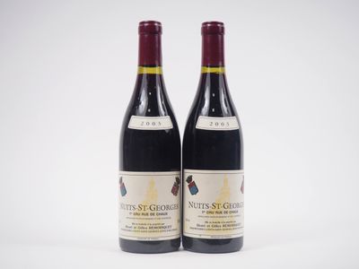 deux bouteilles de vin rouge posées l'une à côté de l'autre sur une surface blanche
