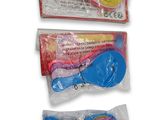 trois cuillères en plastique ornées de smileys sont emballées dans des sachets en plastique