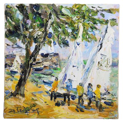 un tableau représentant un groupe de personnes sur une plage, avec des voiliers en arrière-plan