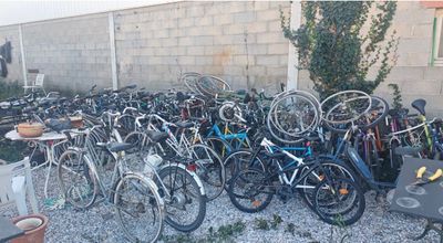 beaucoup de vélos garés les uns à côté des autres