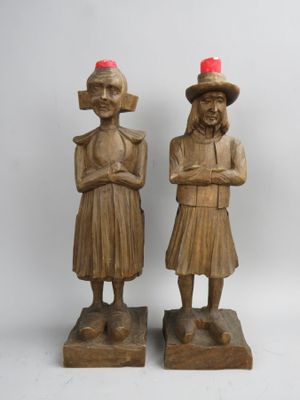 ART POPULAIRE, Paire de bougeoirs en bois sculpté figurant u…