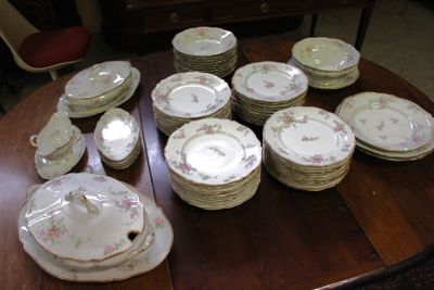 beaucoup d'assiettes et de bols sur la table