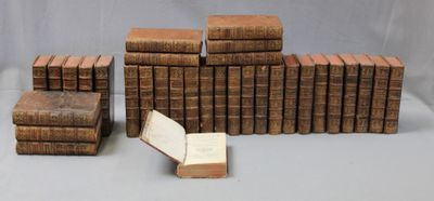 plusieurs vieux livres empilés sur une table