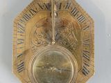 une horloge à chiffres romains accrochée au mur