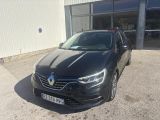 l'avant d'une voiture noire garée devant un immeuble