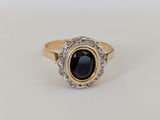 gros plan d'une bague en or avec une pierre noire