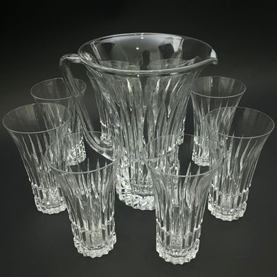 six verres et un seau à glace posés sur une table