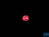 un losange rouge sur fond noir