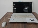 un ordinateur portable posé sur un bureau en bois