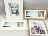 Trois photographies encadrées représentant des Amérindiens sont exposées sur une table.