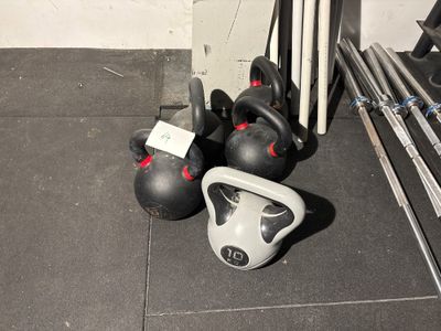 deux kettlebells et un kettlebell posé au sol