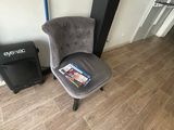 une chaise qui se trouve dans le coin d'une pièce