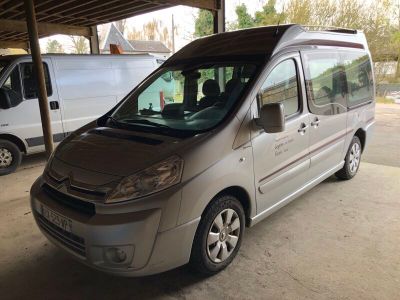 une camionnette argentée garée dans un parking