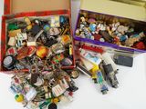 une boîte d'objets assortis posée sur une table