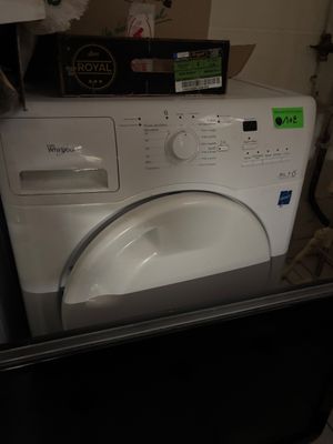 un lave-linge et un sèche-linge empilés l'un sur l'autre