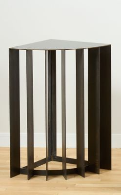 un gros plan d'une table avec un plateau en verre posée sur un parquet