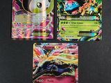 trois cartes Pokémon différentes posées sur une table avec un fond noir