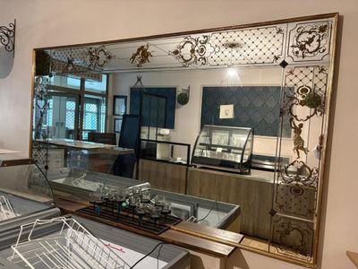 un grand miroir au milieu de la pièce