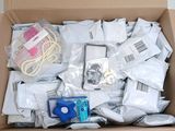 une boîte en carton remplie d'appareils électroniques et d'autres objets