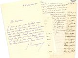 deux vieilles lettres sont posées l'une à côté de l'autre sur une feuille de papier