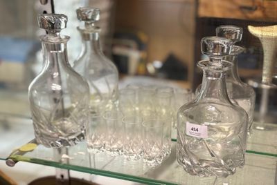 Les bouteilles et les verres sont posés sur une étagère en verre dans un magasin.