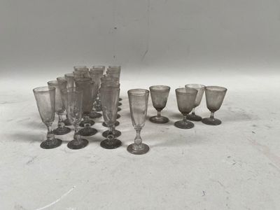 un grand nombre de verres à vin posés sur une table