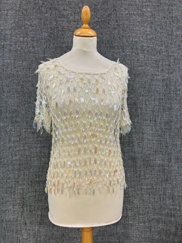 Jolie Haut en dentelle et feuilles en nacre. Taille : 38-40 à vue