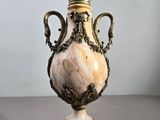 un vase posé sur un support sur une table