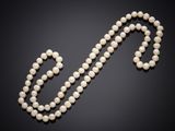 un collier de perles de culture et de diamants